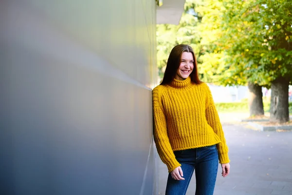 Ritratto di felice giovane rossa donna sorridente — Foto Stock