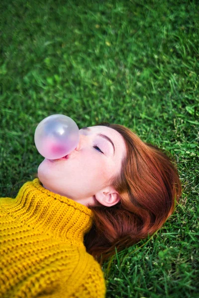 Genç Kadın Sakız Çiğniyor ve Büyük Balon Yapıyor — Stok fotoğraf