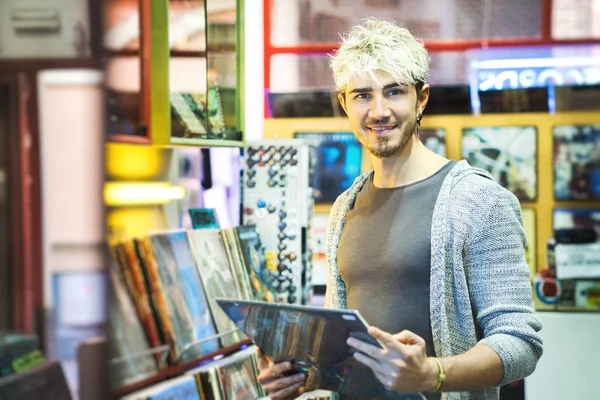 Young Man Choosing Vintage Vinyl LP In Records Shop — Stock Photo, Image