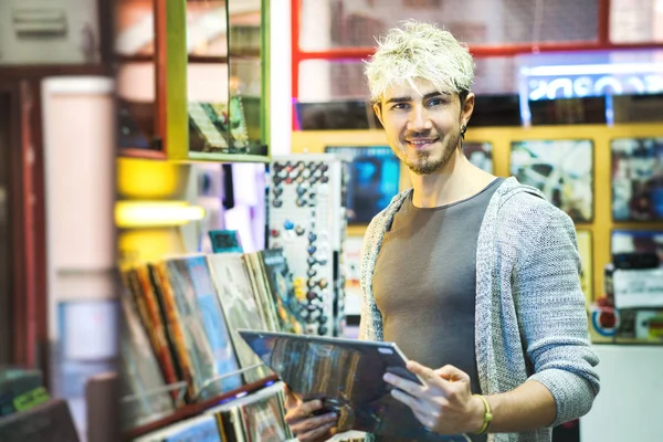 Ung man väljer Vintage Vinyl Lp I Records Shop — Stockfoto