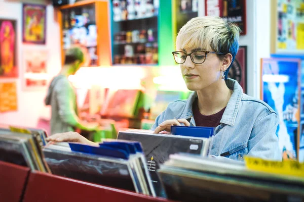 Young Woman Choosing Vintage Vinyl LP In Records Shop — Stock Photo, Image