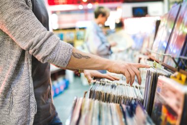 Genç Adam Vinil Lp 'i Arşiv Dükkanında Seçiyor
