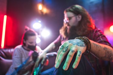 Profesyonel Dövmeciyle Stüdyoda Dövme Yaptıran İnsanlar