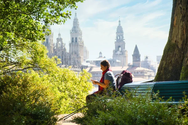 Touristin auf Pilgerreise in Santa Cruz de Compostela mit Telefon — Stockfoto