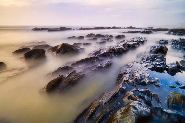Ονειρεμένη θαλασσογραφία στην Πορτογαλία με θάλασσα και κύματα στο ηλιοβασίλεμα — Φωτογραφία Αρχείου