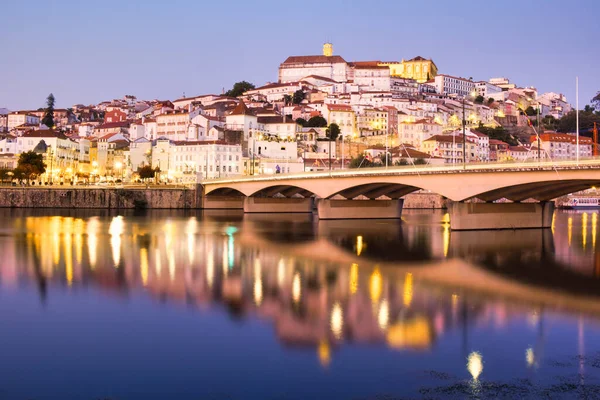 Вид на Коимбру в Португалии и реку Мондего ночью — стоковое фото