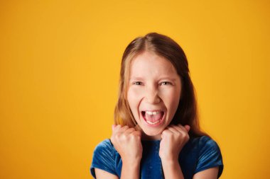 Öfkeli Küçük Kızın Öfke Çığlığı Portresi