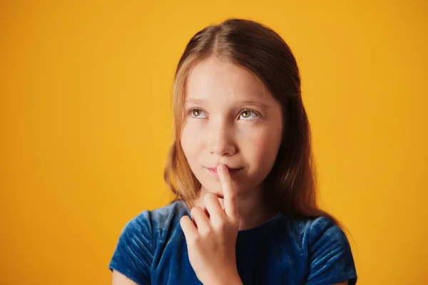 Soñando despierto niña tocando la boca y mirando hacia arriba — Foto de Stock