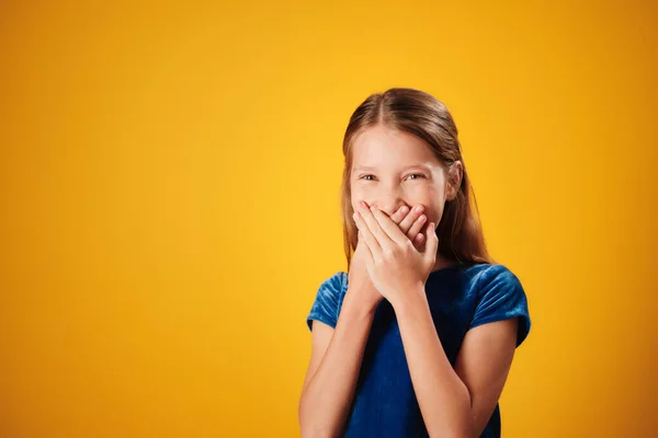 Sorprendida niña pelirroja sonriendo y cubriendo la boca — Foto de Stock