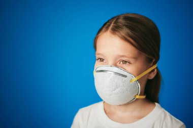 Küçük Beyaz Kız Virüse Karşı Koruyucu Yüz Maskesi Kullanıyor