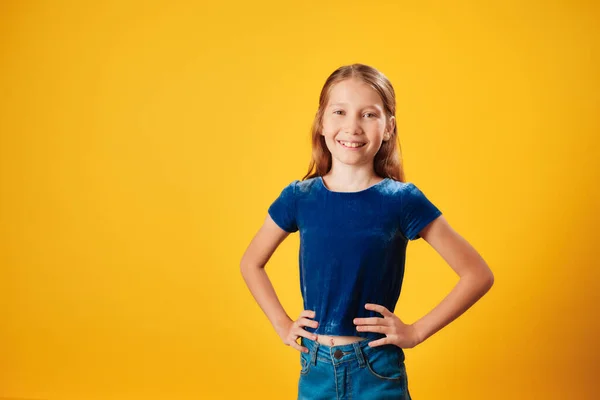 Portret van kleine roodharige meisje glimlachen trots op camera — Stockfoto