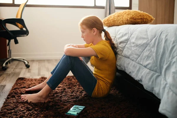 Preteen intimidado chica sintiéndose solo y triste en casa —  Fotos de Stock