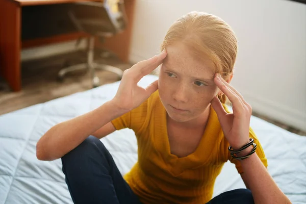 Preteen meisje zich angstig en gestrest voelen — Stockfoto