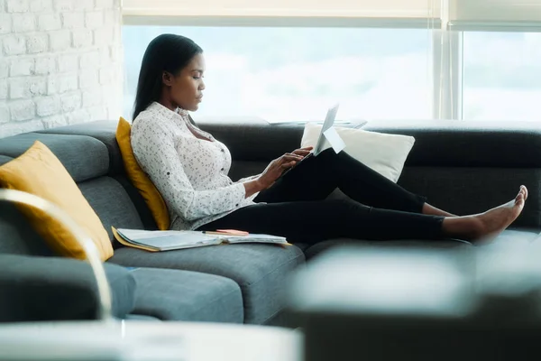 Zwarte vrouw werken vanuit huis met laptop computer — Stockfoto