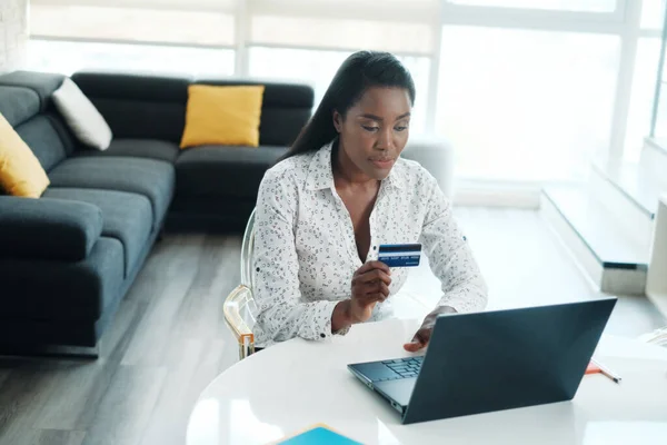 Mulher negra que paga em linha a compra com cartão de crédito — Fotografia de Stock