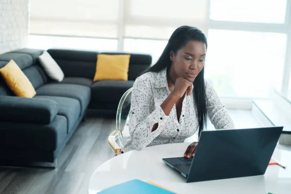 Zwarte vrouw werken vanuit huis met laptop computer — Stockfoto
