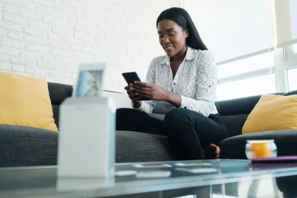 Mulher negra usando impressora Wi-Fi portátil para imprimir fotos — Fotografia de Stock