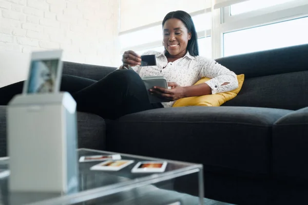 Mujer negra usando una impresora Wi-Fi portátil para imprimir imágenes — Foto de Stock