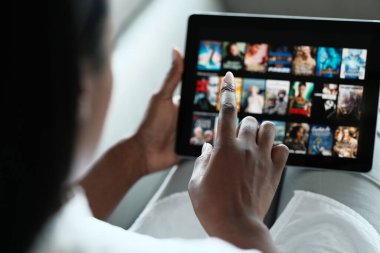 Siyah Kadın Yayınlanan Medya Servisi 'nde Film İzliyor