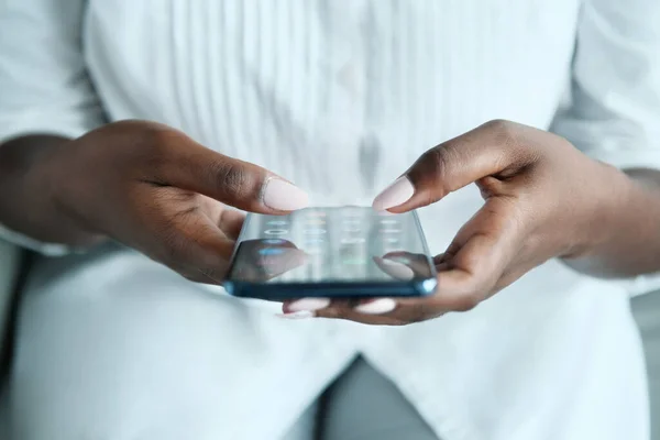 Wanita Hitam Mencari Aplikasi Pada Smartphone — Stok Foto