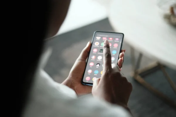 Mujer negra buscando aplicación en Smartphone —  Fotos de Stock