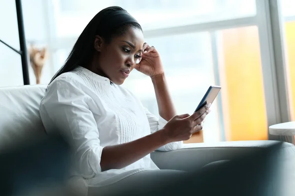 灰心丧气的黑人妇女对智能手机有问题 — 图库照片