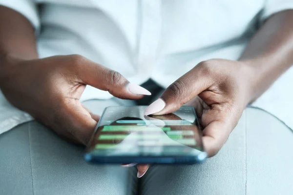 Zwarte vrouw met behulp van mobiele telefoon voor SMS-berichten — Stockfoto