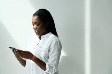 Siyah Kadın Mesaj Göndermek İçin Akıllı Telefon Kullanıyor