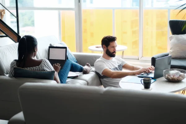 Paar arbeitet und spielt zu Hause mit Laptop-Computer — Stockfoto