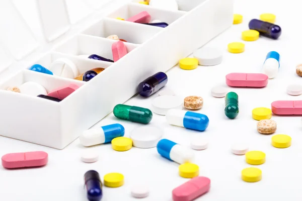 Tabletták és kapszulák és pill organizer — Stock Fotó