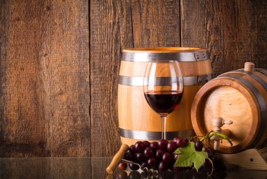 Kırmızı şarap varil ve üzüm ile