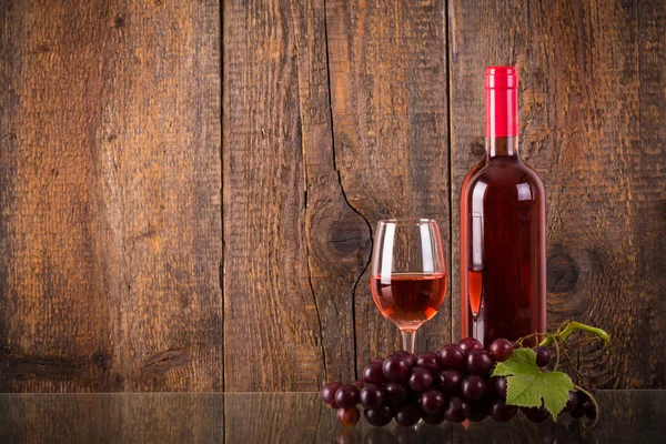 Rose bor, szőlő, üveg pohár — Stock Fotó