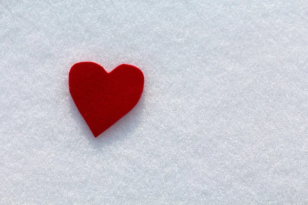 Kivágott piros szív a hóban — Stock Fotó