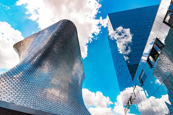 Perspectivas en el cielo, reflejos en las alturas —  Fotos de Stock