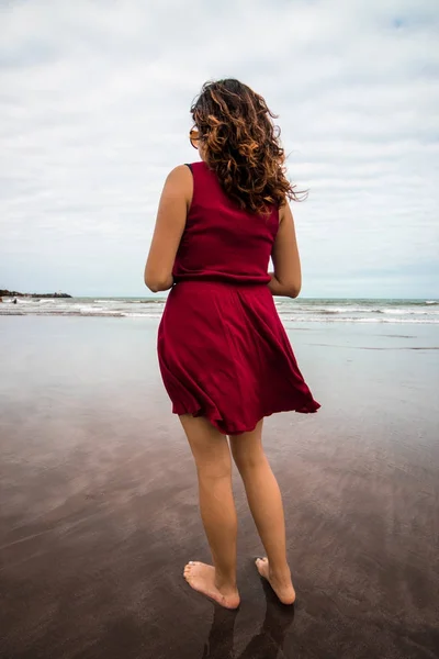 Mujer en la playa — Stok fotoğraf