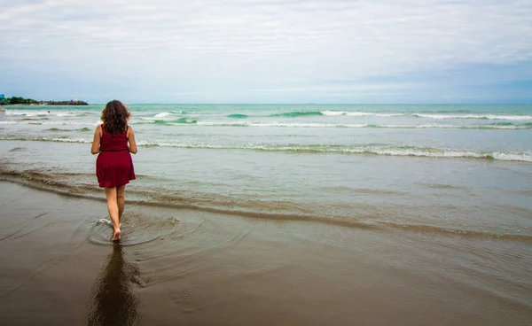 Mujer caminando en la playa — 图库照片