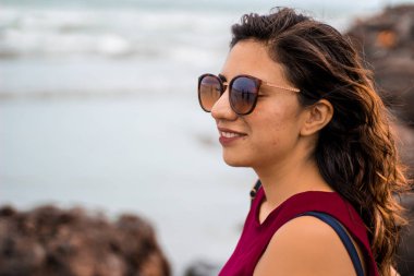 Ingrid feliz en la playa.