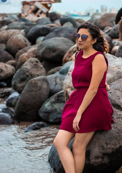 Chica en la playa mirando al horizonte — Foto de Stock