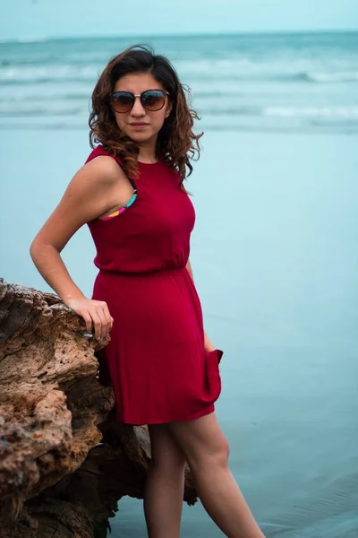 Chica en la playa mirando al horizonte