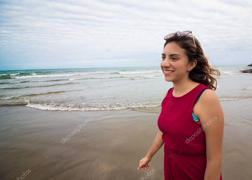 Chica en la playa feliz