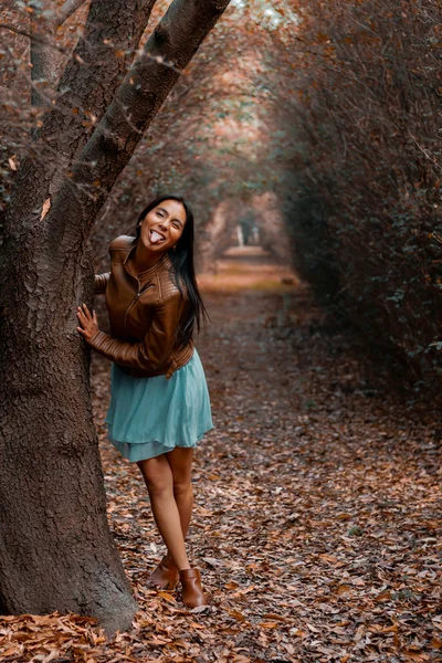 Diana Una Chica Junto Arbol Los Miles Dentro Los Senderos — Foto de Stock