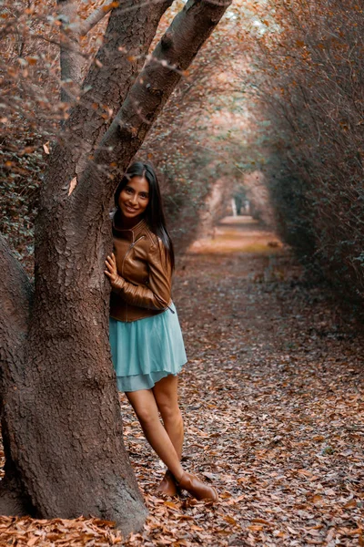 Diana Una Chica Junto Arbol Los Miles Dentro Los Senderos — Foto de Stock