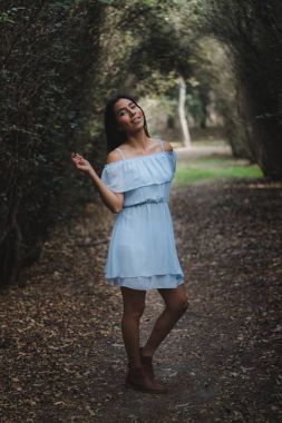 Joven model Meksika Posando para la camara en los viveros de Coyoacan, un bosque dentro de la Ciudad de Mexico.