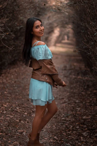 Joven model Meksika Posando para la camara en los viveros de Coyoacan, un bosque dentro de la Ciudad de Mexico.