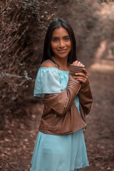 Joven model Meksika Posando para la camara en los viveros de Coyoacan, un bosque dentro de la Ciudad de Mexico.