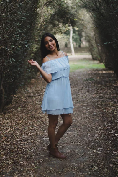 Joven model Meksika Posando para la camara en los viveros de Coyoacan, un bosque dentro de la Ciudad de Mexico.