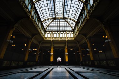 El palacio de correos o palacio postal es uno de los edificios mas bellos del centro historico, con preciosos detalles y un color amarillo dorado que lo caracteriza, alberga a diario cartas y paquetes que se enviaran a algun lugar por correo.
