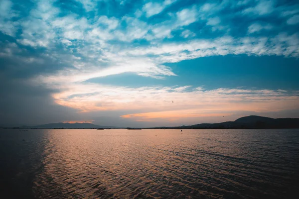 La Lagunda de Zumpango, es una de las lagunas que componia un sistema de lagos loccalizados al noreste del Valle de Mexico. Este lugar nos regala preciosos atardeceres llenos de calma y muchas tonalidades