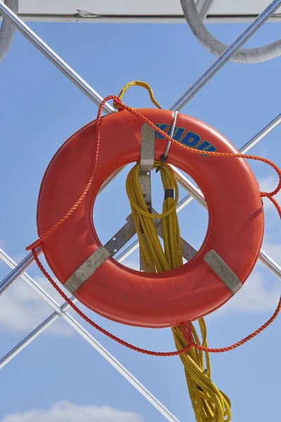 Life ring and rope — Stock Photo, Image