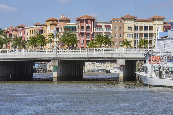 Brug over de binnenwateren in Naples, Florida — Stockfoto